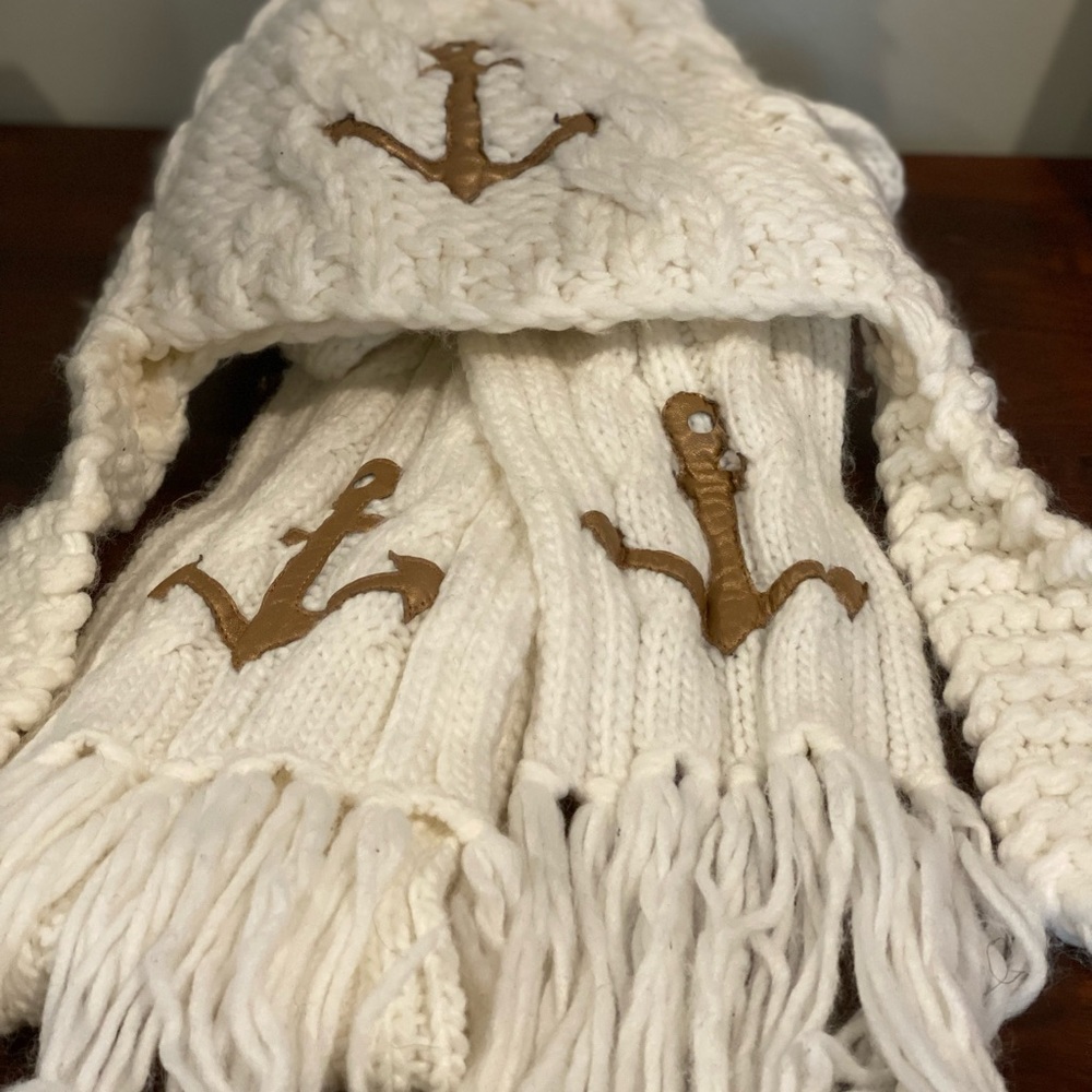 Cozy, warm and stylish hat and scarf set with anchors